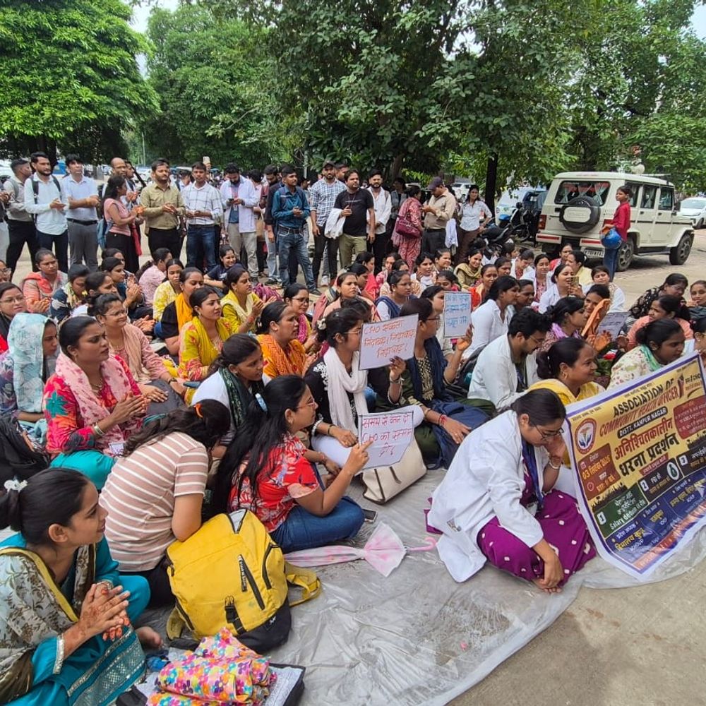 कानपुर में सीएचओ का प्रदर्शन:वेतन कटौती का विरोध, स्वास्थ्यकर्मियों का सीएमओ ऑफिस पर धरना