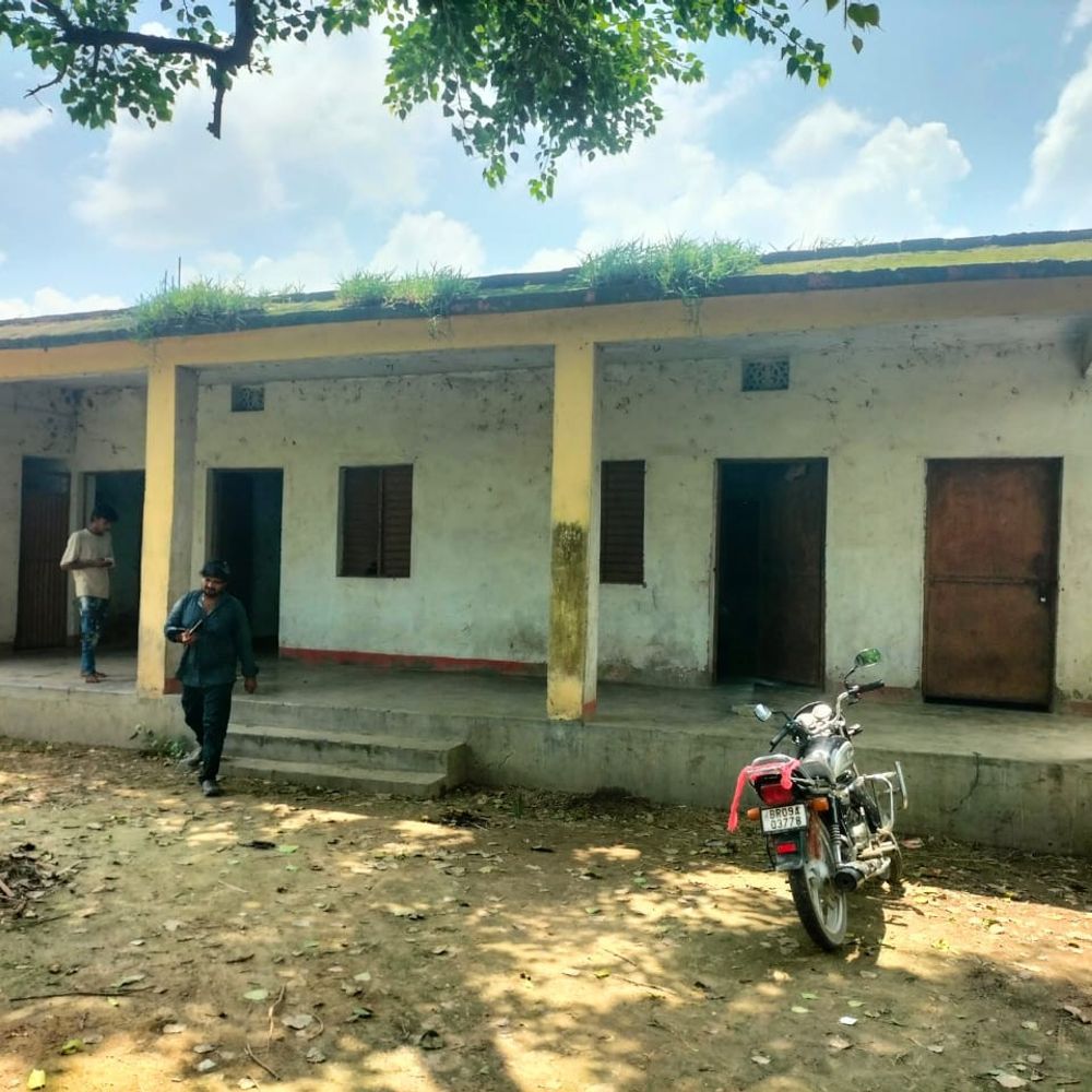 चांदपुरा में 8 साल से बंद मनरेगा भवन:पंचायत को सुपुर्द नहीं हुआ, मनरेगा कर्मियों के बैठने और कामकाज की व्यवस्था ठप