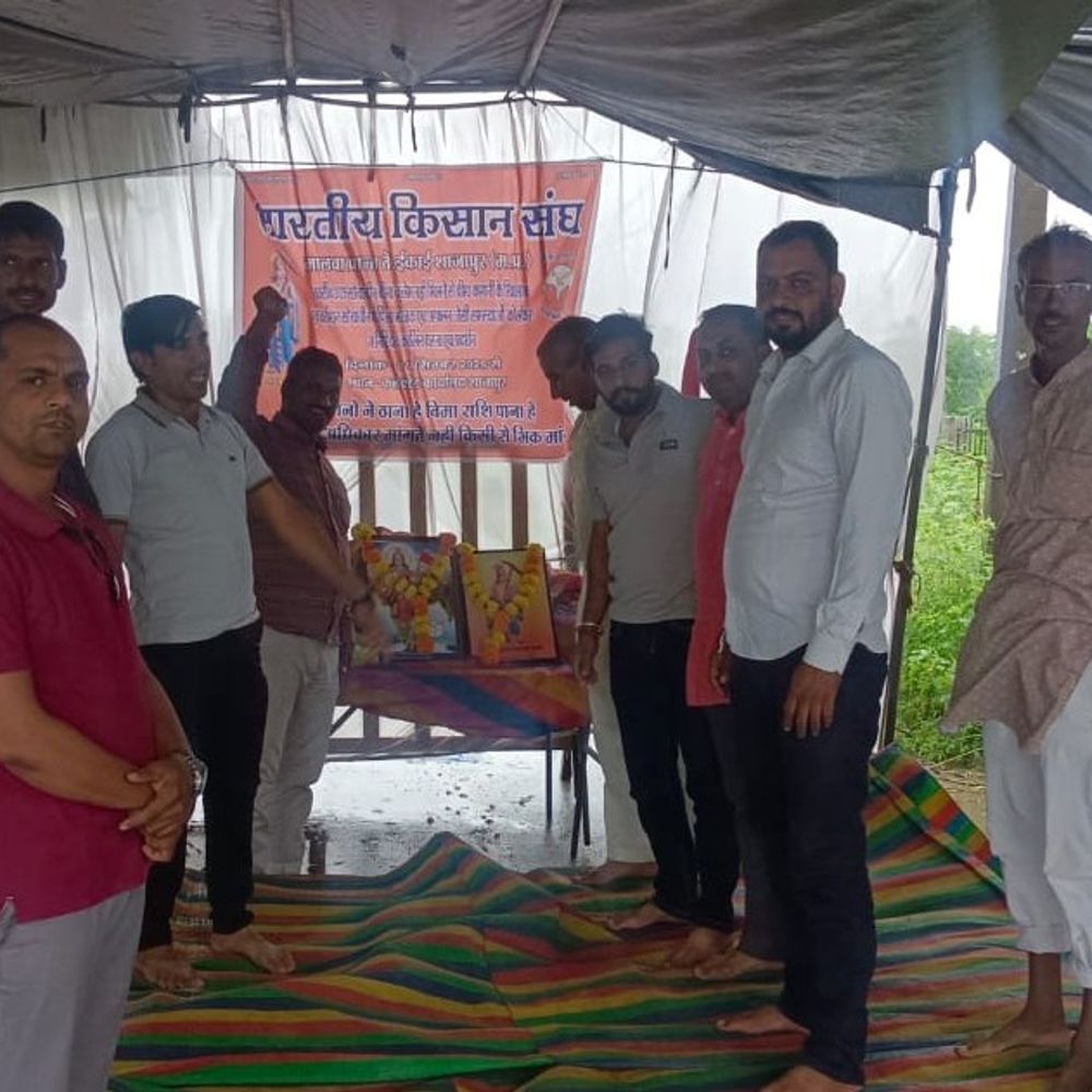 फसल बीमा राशि की मांग पर किसानों का धरना:बारिश के बीच चौथे दिन भी डटे रहे; प्रशासन पर कार्रवाई नहीं करने का आरोप