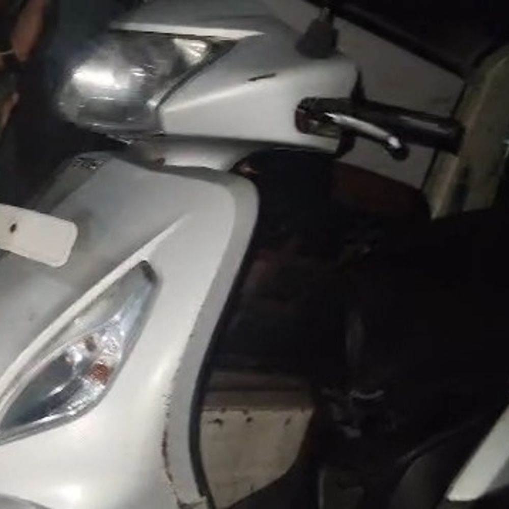 सीतामढ़ी में स्कूटी की टक्कर से महिला की मौत:स्कूटी सवार 2 युवकों के पास मिली 41 बोतल नेपाली शराब; एक पकड़ा गया, दूसरा भागा