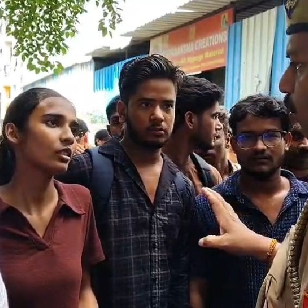 कपूरथला की गैलेक्सी क्लासेज के बाहर छात्रों का प्रदर्शन:लखनऊ में 500 से ज्यादा छात्रों से फीस लेने के बाद कोचिंग बंद कर संचालक फरार