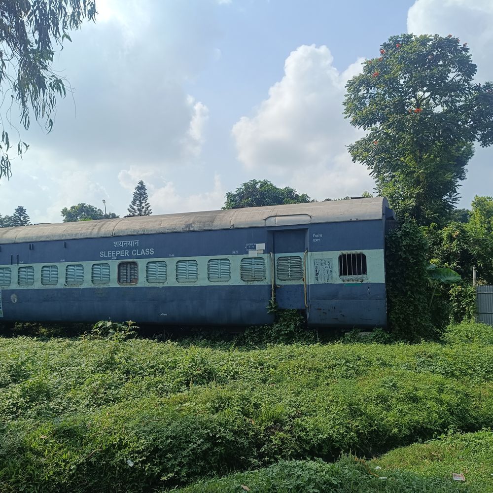किशनगंज-ठाकुरगंज में रेल कोच रेस्टोरेंट योजना अटकी:टेंडर लेने वाले ने राशि नहीं की जमा, 2 साल से परिसर में खड़ी है कोच