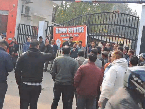 लखनऊ समेत देशभर में आज बैंक हड़ताल:सार्वजनिक क्षेत्र के बैंक रहेंगे बंद, 5 दिन कामकाज समेत कई मांगों को लेकर प्रदर्शन