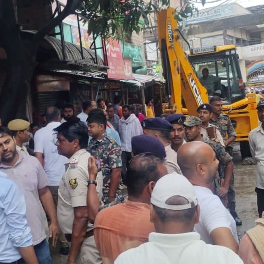 खगड़िया में NH की जमीन से अतिक्रमण हटाने पहुंचा प्रशासन:युवा कांग्रेस जिलाध्यक्ष के मकान का अस्थायी शेड अधिग्रहित जमीन पर, 2 दिन की मोहलत