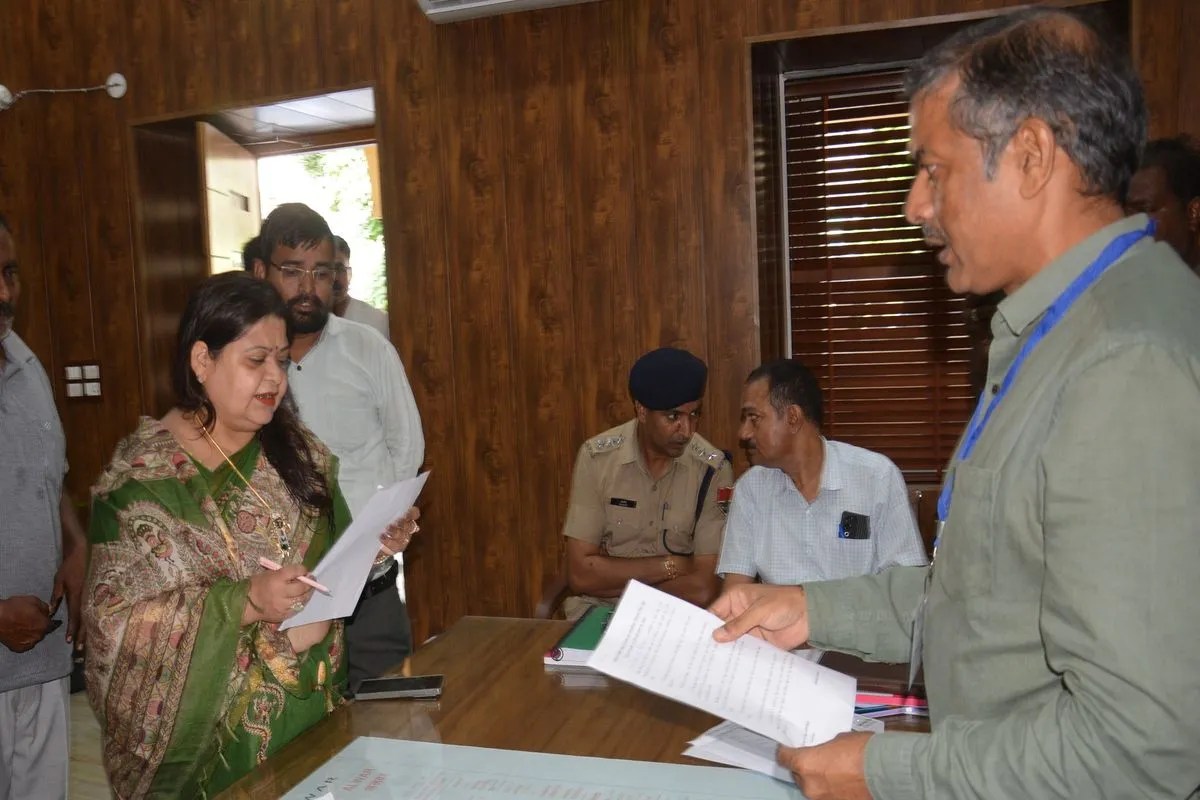 Alwar: मेयर पद का नामांकन कराने पहुंची रिंकल को आरओ ने दिलाई पार्षद की शपथ… बाद में रोकी