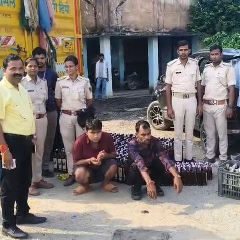 कैमूर में 682 लीटर अवैध शराब जब्त, 2 तस्कर गिरफ्तार:पुलिस ने गुप्त सूचना पर 2 कारों से पकड़ी खेप, आरोपी हरियाणा के रहने वाले