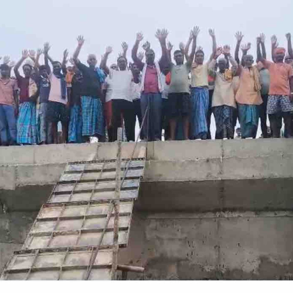 मोतिहारी में करोड़ों का पुल तैयार, एप्रोच पथ गायब:केसरिया के मझरिया गांव में पुल तैयार, 7-8 हजार लोगों की आवाजाही प्रभावित