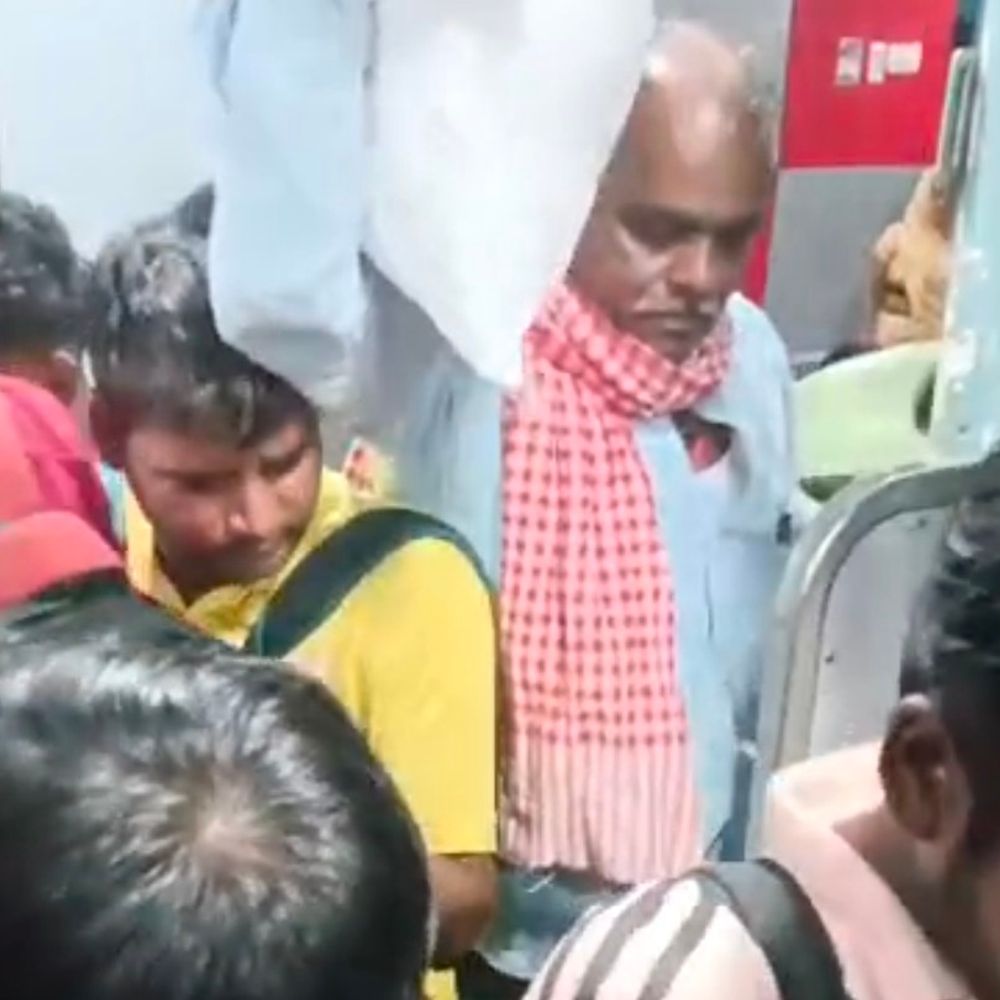 ललितपुर स्टेशन पर ट्रेन में 3 यात्रियों के मोबाइल चोरी:दक्षिण एक्सप्रेस की जनरल बोगी में चढ़ते समय हुई घटना