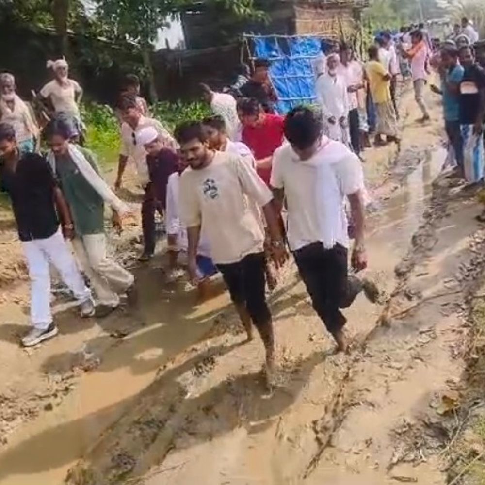 पूर्णिया में जर्जर सड़क पर ग्रामीणों का गुस्सा फूटा:पैदल मार्च कर विरोध जताया, तंज कसते हुए पूछा- आपने कभी ऐसी खूबसूरत सड़क देखी है क्या