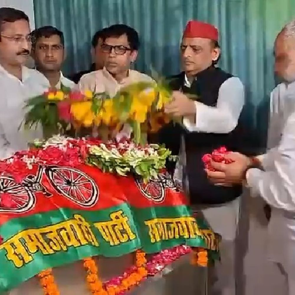 समाजवादी नेता रामगोविंद चौधरी को अंतिम विदाई:अखिलेश यादव ने नम आंखों से दी श्रद्धांजलि, बोले- समाजवादी आंदोलन को बड़ी क्षति हुई