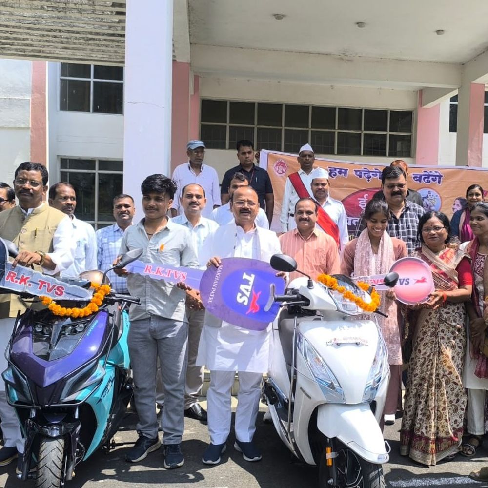 अनूपपुर में मेधावी छात्रों को बांटी स्कूटी:136 में से 10 को सांकेतिक चाबी मिली, मंत्री बोले- लक्ष्य प्राप्त करने के लिए मेहनत करें
