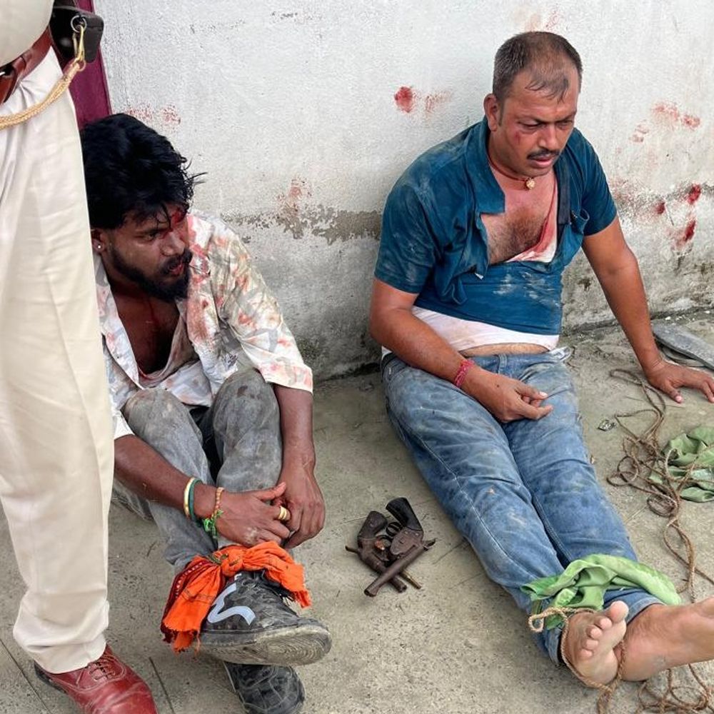 मुजफ्फरपुर में ग्रामीणों ने दो बदमाशों को पकड़ा:पिटाई के बाद पुलिस को सौंपा, लोडेड पिस्टल बरामद; स्कूल के सुरक्षा गार्ड पर हमला करने पहुंचे थे