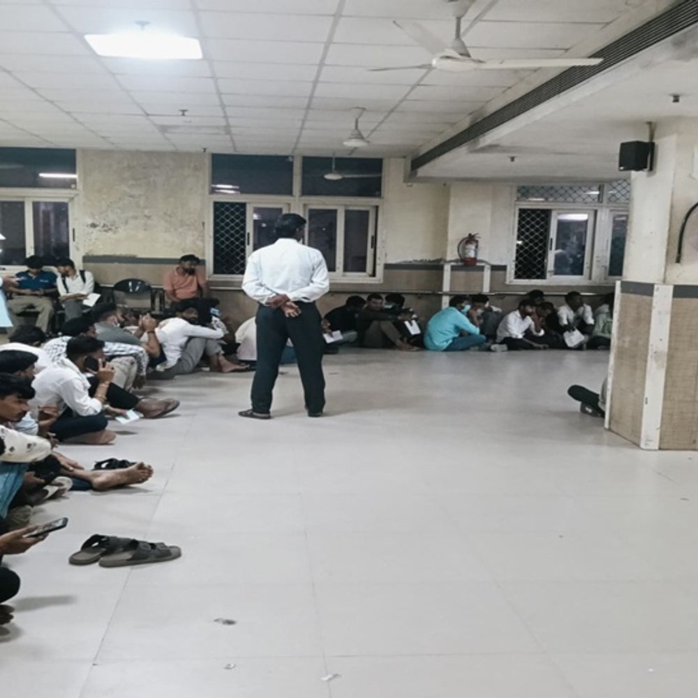 SMS हॉस्पिटल में देर रात मरीजों की बढ़ी मुश्किल:सर्वर बंद होने से आधे घंटे तक रुकी रही एडमिशन प्रक्रिया, धनवंतरी ब्लॉक में लंबी लाइन लग गई