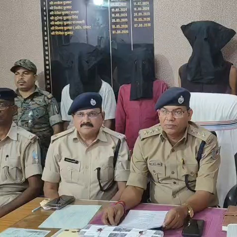 तीन आरोपी लाखों के जेवरात और सिक्कों के साथ गिरफ्तार:गुमला में बंद घर का ताला तोड़कर की थी चोरी, पुलिस ने भेजा जेल