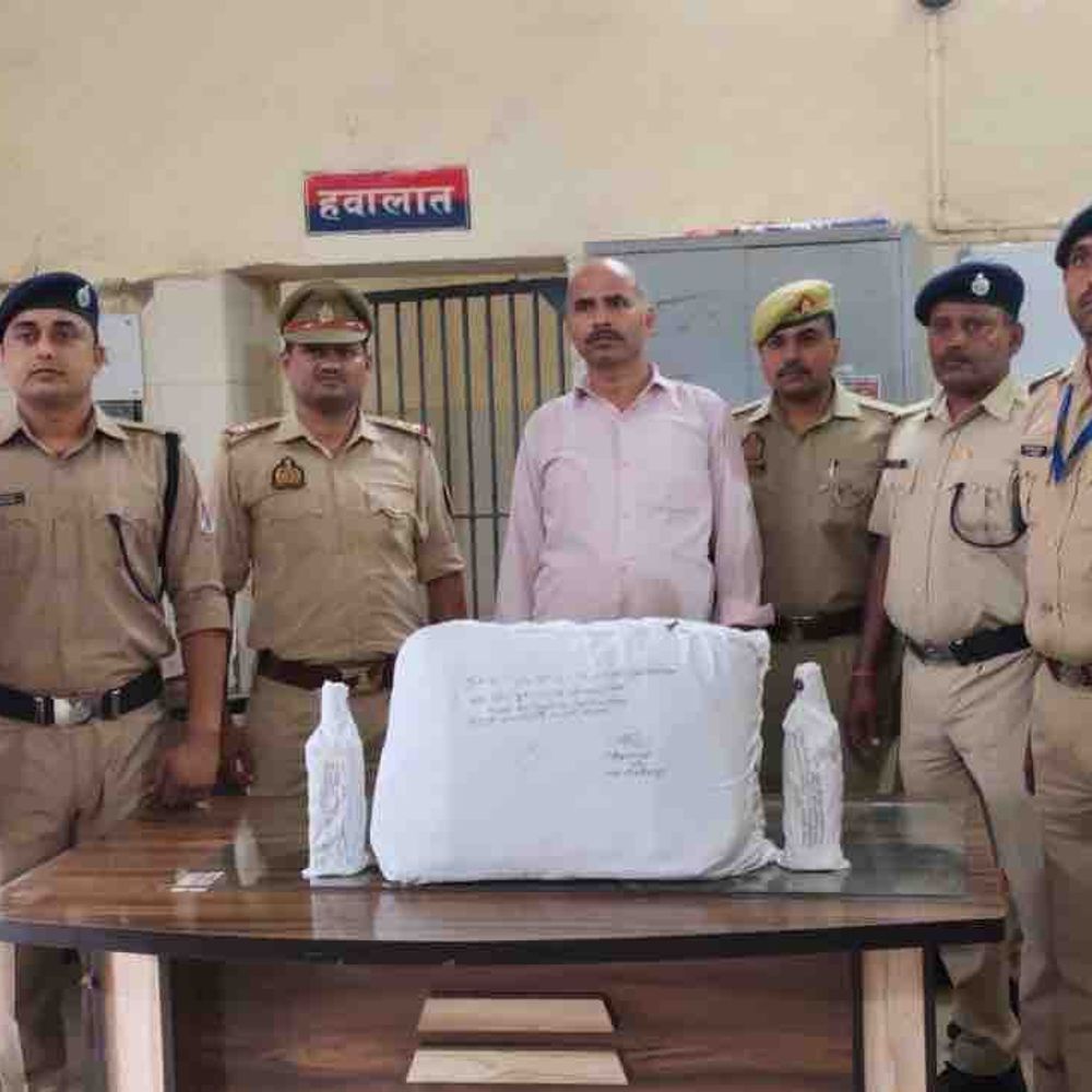 50 हजार की शराब बिहार ले जा रहा तस्कर अरेस्ट:कानपुर सेंट्रल स्टेशन पर पकड़ा गया, हरियाणा से ट्रॉली बैग में लाया था 17 बोतलें