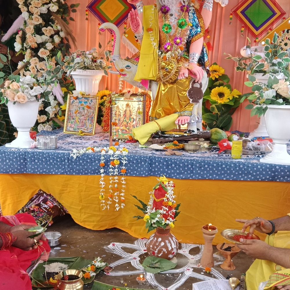 मधुबनी में धूमधाम से मनाई गई विश्वकर्मा पूजा:शहर के कई इलाकों में प्रतिमाएं स्थापित की गई, श्रद्धालुओं में बांटा गया प्रसाद