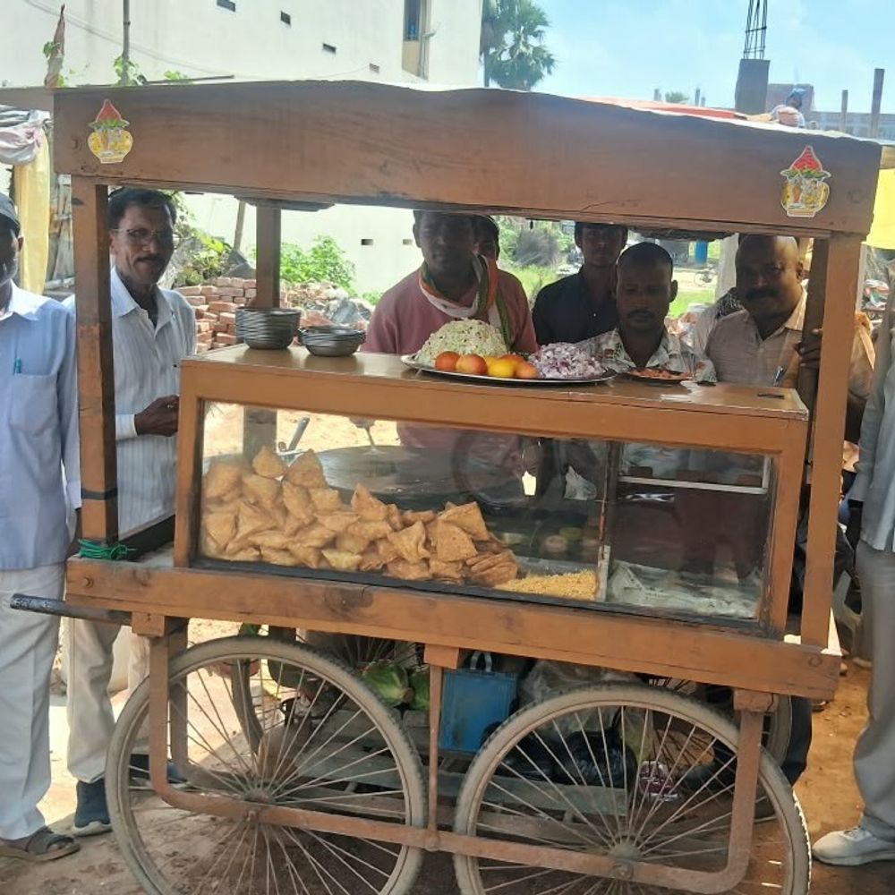 जमुई में मोदी के जन्मदिन पर कांग्रेस ने लगाया ठेला:चाट-चाऊमीन बेची, रोजगार के मुद्दे पर विरोध; खाली पदों पर भर्ती की मांग