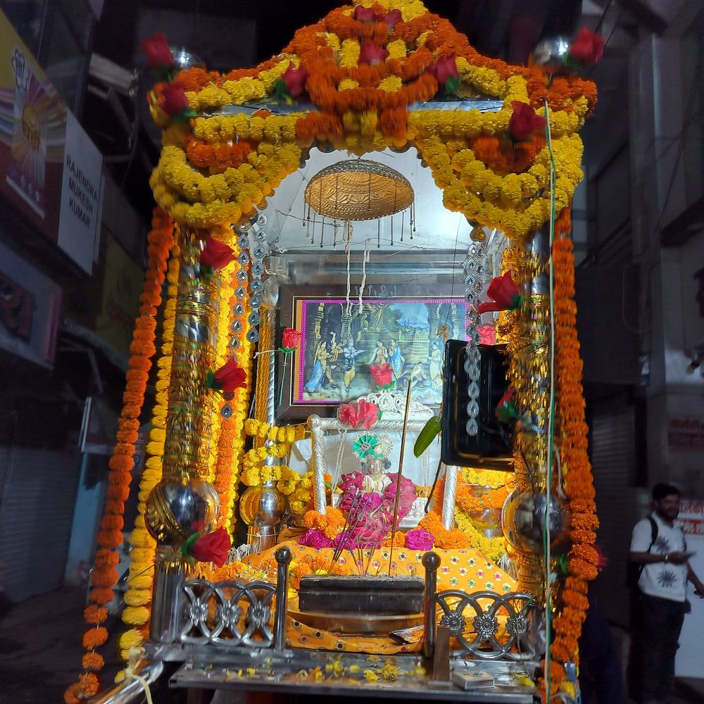 ढोल-नगाड़ों और जयकारों के बीच निकले डोल:आगर में डोल ग्यारस पर अखाड़ों ने दिखाए करतब, रात में जल विहार होगा
