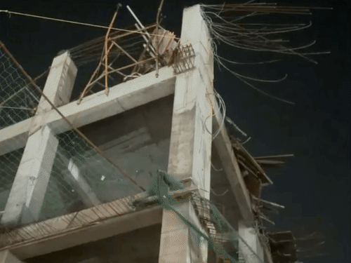 गांधीनगर में निर्माणाधीन इमारत पर बड़ी क्रेन गिरी:10-15 मजदूर मलबे में दबे; रेस्क्यू टीमें लोगों को निकालने में जुटी