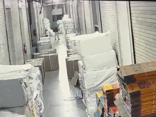 सूरत में कर्मचारी ने ₹24 करोड़ का सामान फूंका:मालिकों ने वेतन का ₹10000 नहीं दिया तो ₹150 के पेट्रोल से मार्केट में आग लगाई