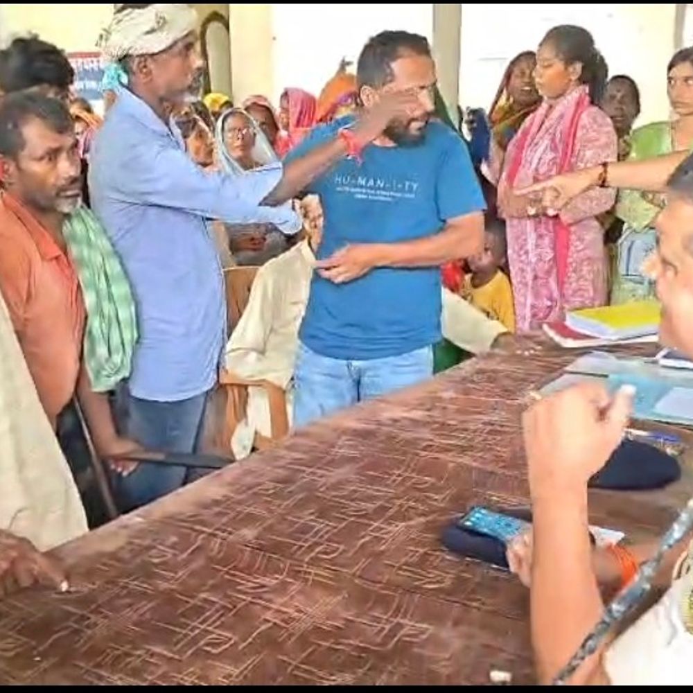 सीतामढ़ी में सैकड़ों ग्रामीणों ने घेरा डुमरा थाना:एजाज-त्रिभुवन की गिरफ्तारी की मांग; अवैध हथियार, फायरिंग और शराब कारोबार के आरोप