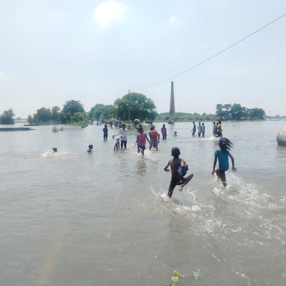 ‘गंगा का जलस्तर खतरे के निशान से 17 सेंटीमीटर ऊपर’:बक्सर-मोहनिया NH-319A पर 3 फीट पानी; वाहनों की आवाजाही बंद,गांवों का संपर्क टूटा