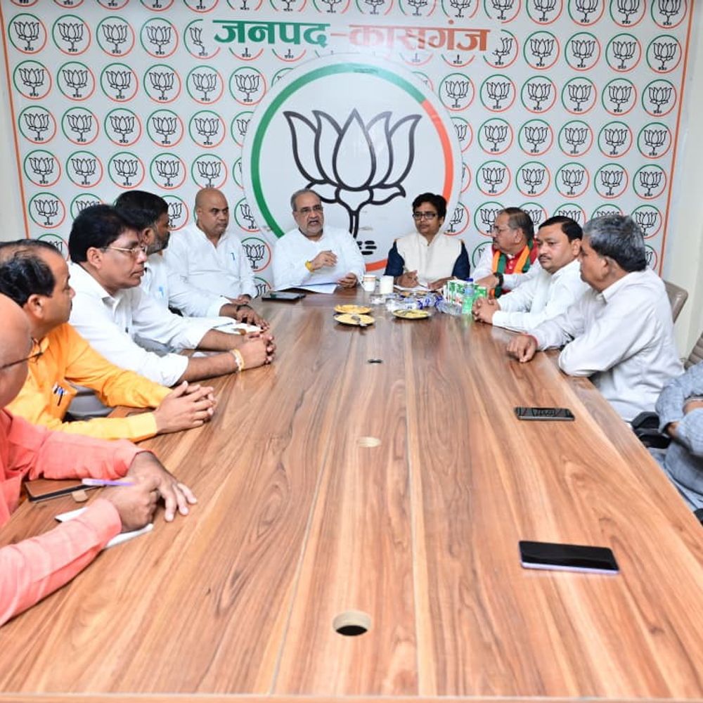सेवा संकल्प अभियान को बूथस्तर तक पहुंचाने पर जोर:कासगंज में BJP की बैठक में संगठन की मजबूती और आगामी कार्यक्रमों की तैयारियों पर हुआ मंथन