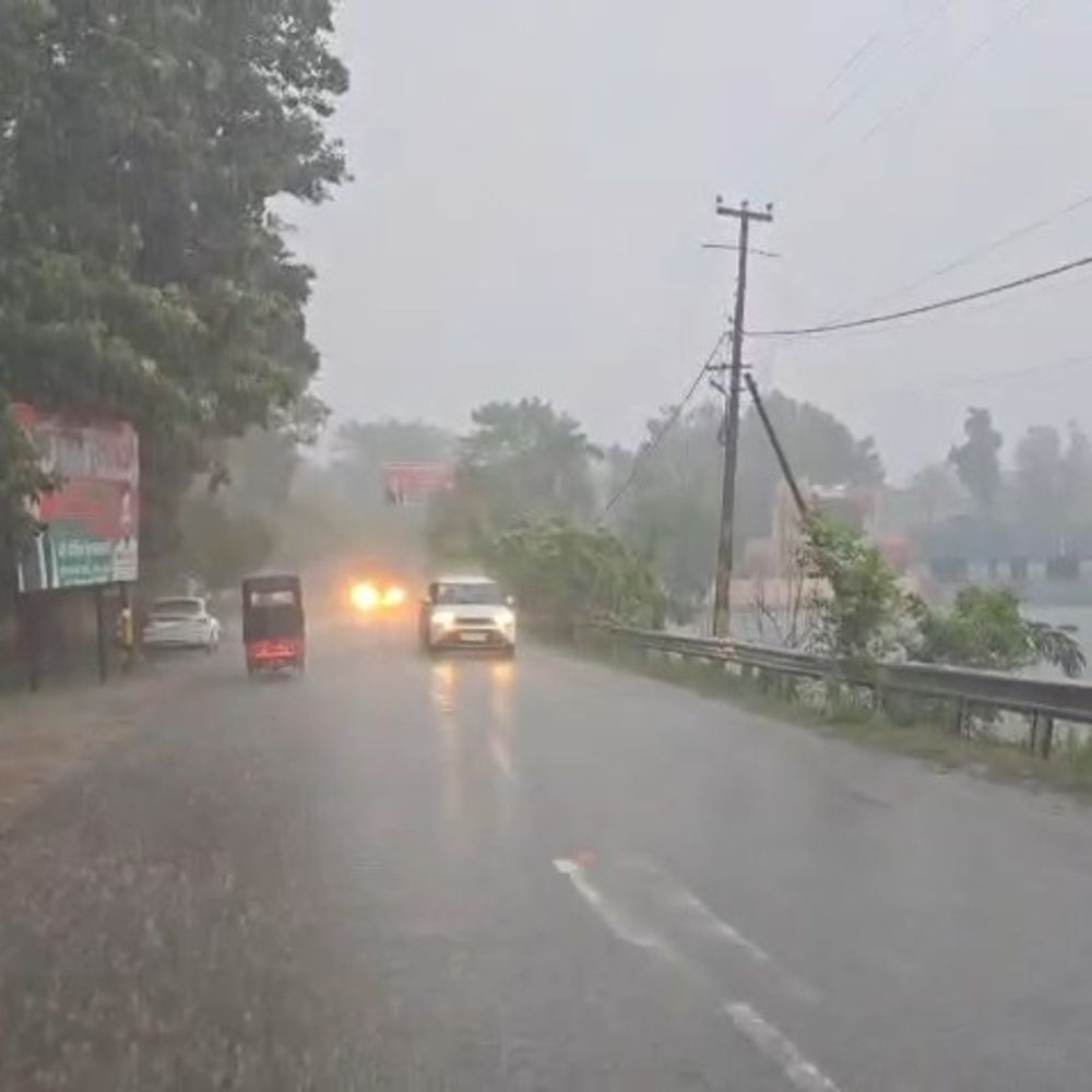 पीलीभीत में बारिश से जलभराव, तापमान 30 डिग्री से नीचे:शहर से गांव तक सड़कों पर भरा पानी, बाढ़ के खतरे को देखते हुए प्रशासन अलर्ट