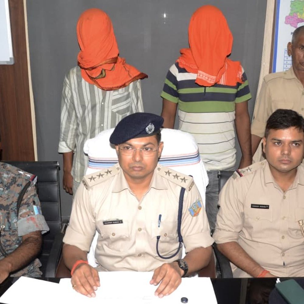 देवघर में बाइक लूटने वाले 2 आरोपी पकड़े गए:मोहनपुर से लूटी गई टीवीएस राइडर बरामद, तीसरे की तलाश जारी