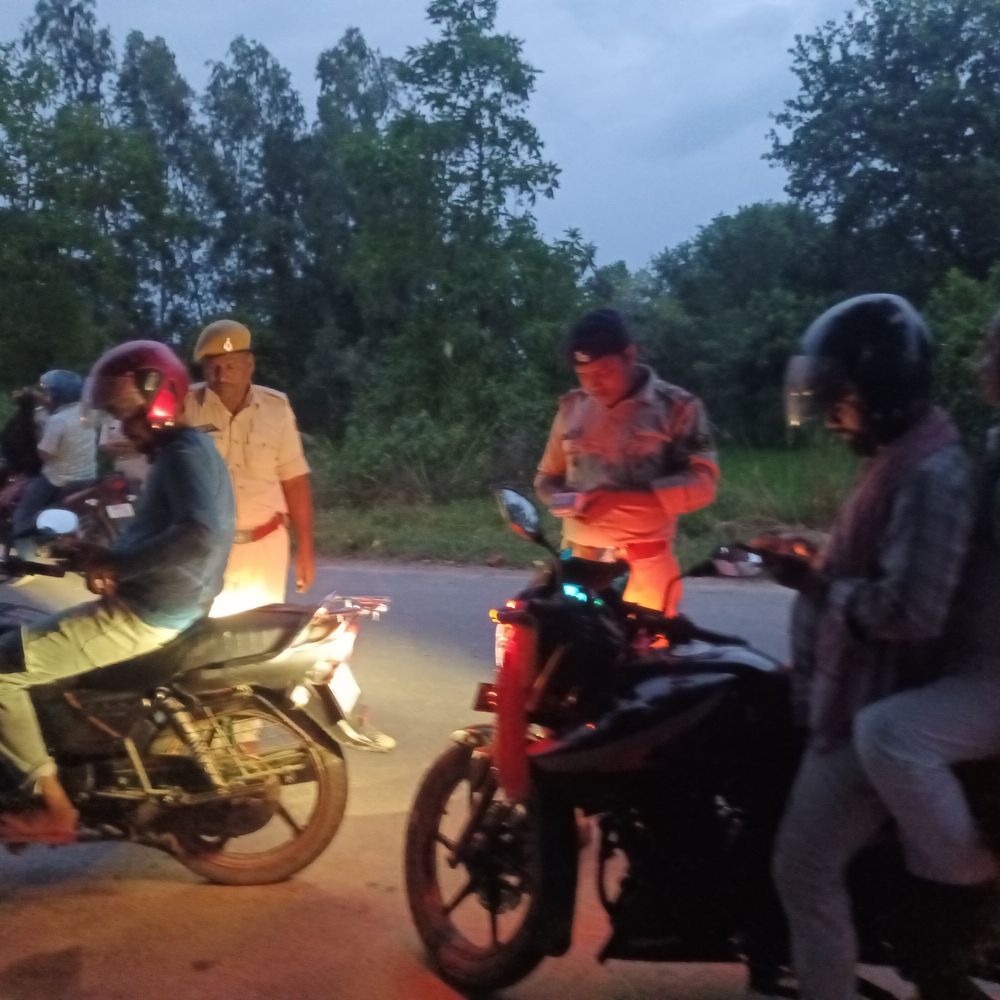 चोरौत में वाहन जांच अभियान, बिना हेलमेट-कागजात वालों पर कार्रवाई:14 हजार रुपए का चालान काटा, कई चालक रास्ता बदलते दिखे