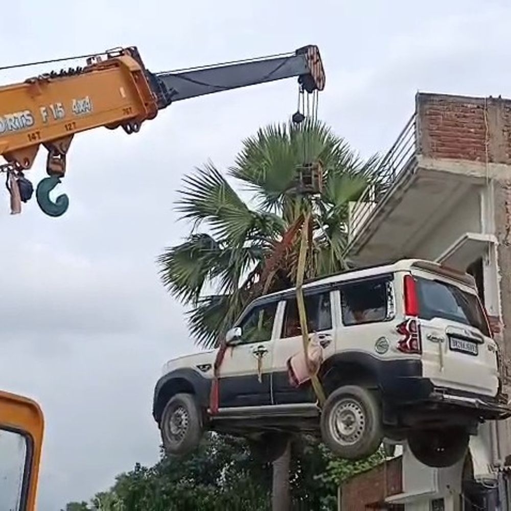 ‘चोरी के डर से छत पर चढ़ा दी नई स्कॉर्पियो’:गोपालगंज में क्रेन से 2 मंजिला मकान पर पहुंचाई, मालिक विदेश में; सुरक्षा को अपनाया तरीका, VIDEO