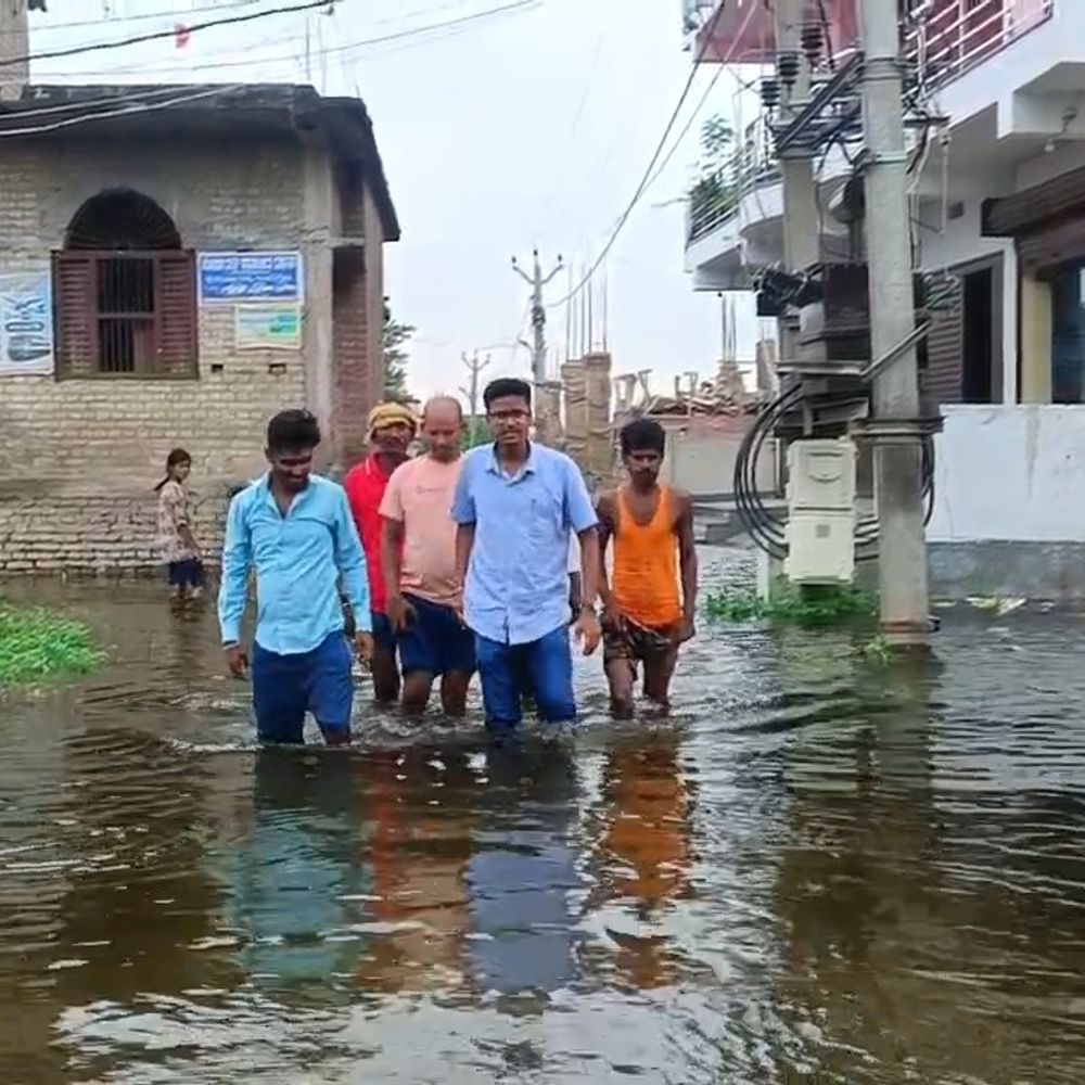 हाजीपुर में गंगा-गंडक का पानी निचले इलाकों में फैला:DRCC और आईटीआई परिसर में भी घुसा पानी;1700 घर प्रभावित, लोग ऊंचे स्थानों पर जा रहे