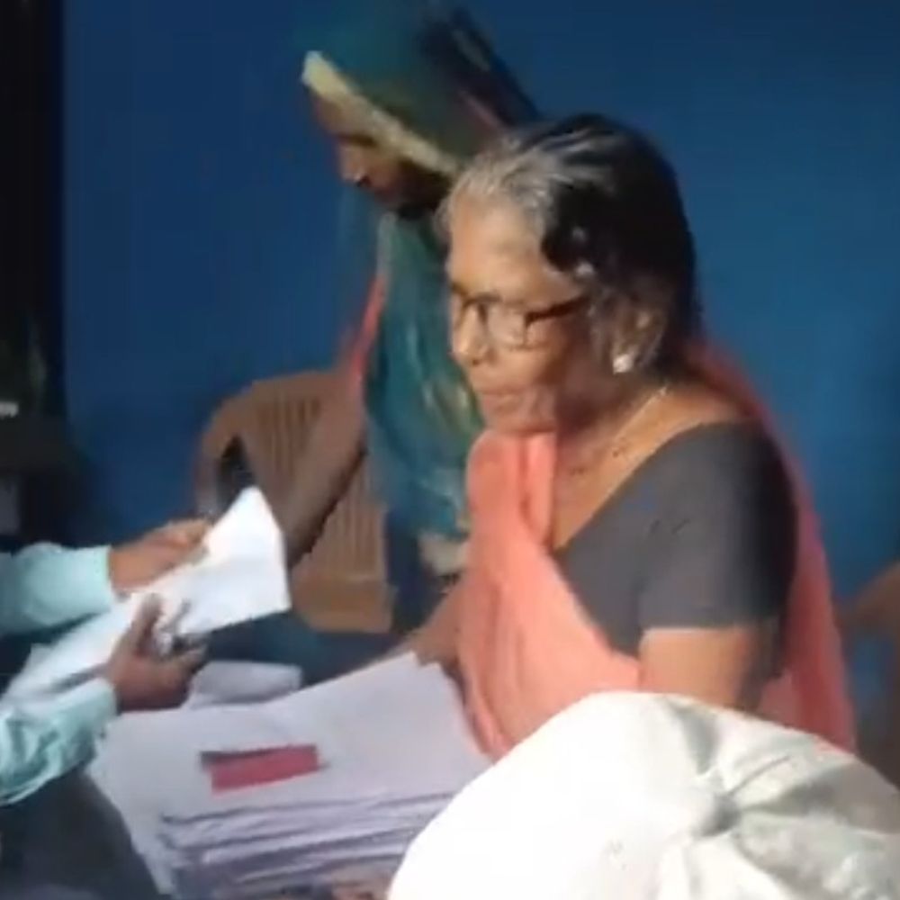 गायघाट में ‘अभियान बसेरा’ शिविर में हंगामा:पावती न मिलने पर भड़के आवेदक, जनप्रतिनिधियों ने लगाया आवेदन कूड़े में फेंकने का आरोप