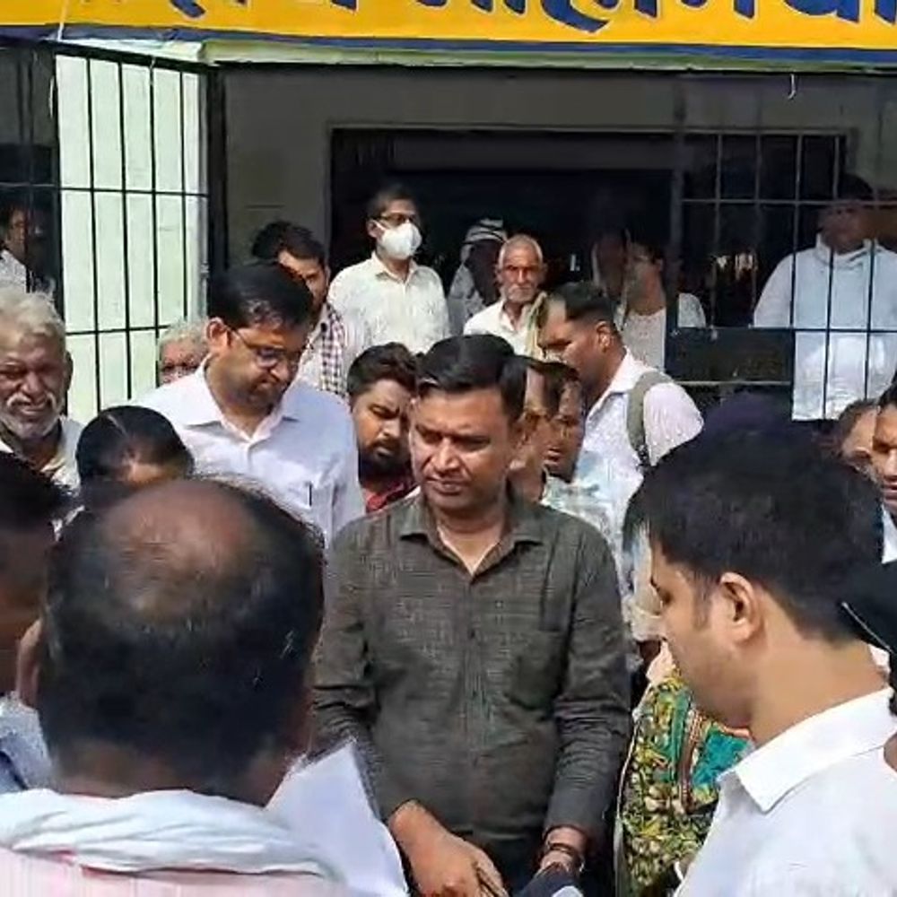 कैमूर DM ने मोहनिया अंचल कार्यालय का निरीक्षण किया:700 से ज्यादा दाखिल-खारिज-जमाबंदी मामले पेंडिंग, 150 बिना ठोस कारण रोके गए