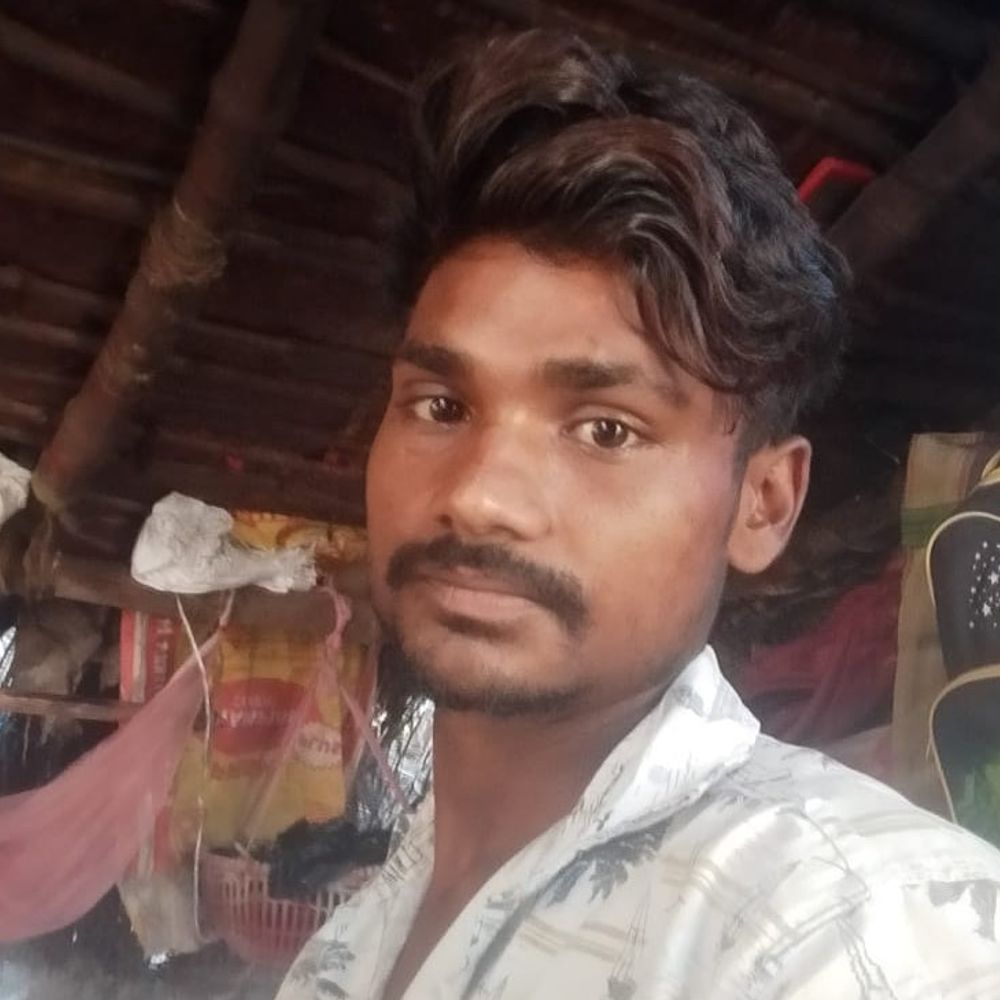 बिजली के पोल में करंट उतरने से युवक की मौत:बस्ती में परिजनों ने विभाग पर लगाया लापरवाही का आरोप