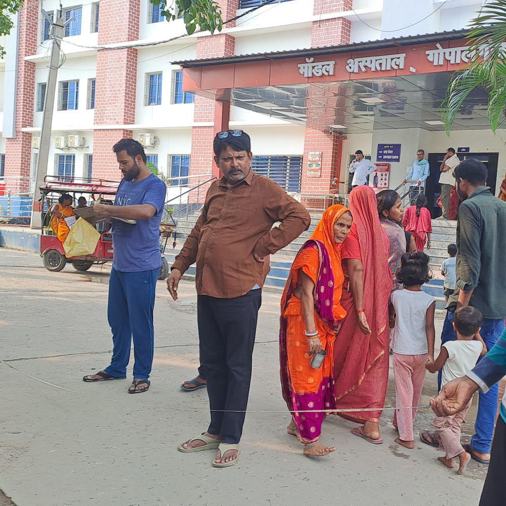 गोपालगंज सदर अस्पताल में 1 करोड़ से बनेगा बड़ा नाला:चेयरमैन ने अभियंताओं के साथ किया निरीक्षण, नाले के लिए जमीन की मापी