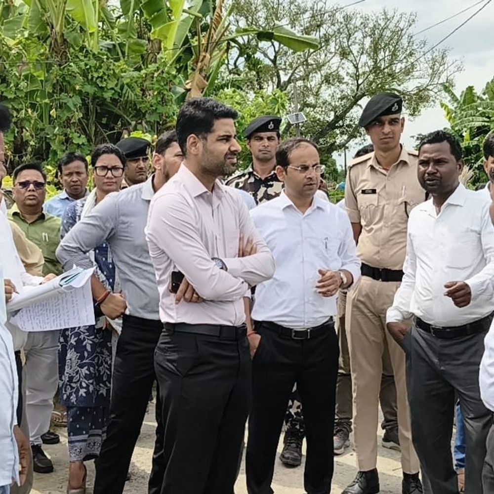 DM बाेले-‘म्यूटेशन-परिमार्जन के मामलों को जल्द निपटाएं’:धनतोला में दौरा, विकास योजनाओं में तेजी के निर्देश; अंचल में लंबित मामलों पर फटका