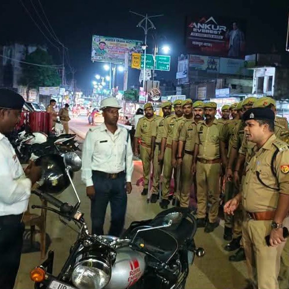 महराजगंज में चला विशेष चेकिंग अभियान:बाजारों, बस स्टेशन, होटल-ढाबों और संवेदनशील जगहों पर पुलिस की सघन जांच; संदिग्ध लोगों और वाहनों से पूछताछ