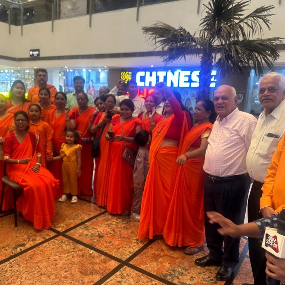 लखनऊ में भाजपा कार्यकर्ताओं ने देखी फिल्म:भगवा साड़ियों में उमराव मॉल पहुंचीं महिलाएं, देखी हनुमान अंश फिल्म