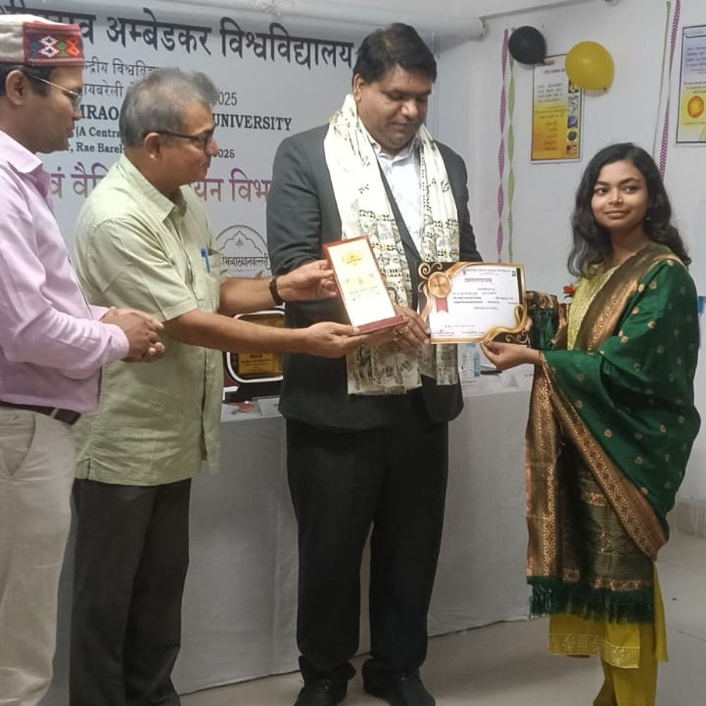 संस्कृत गीत प्रतियोगिता में गोरखपुर चमका:लखनऊ के मासोत्सव से मिली सफलता, खुशी संग कीर्ति गुप्ता हुईं पुरस्कृत