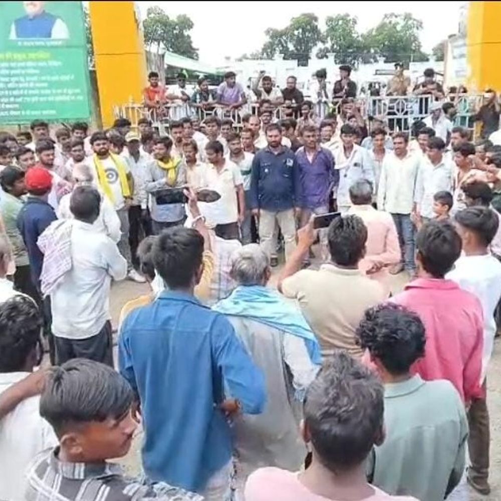 कपास के कम दाम पर किसानों का गुस्सा फूटा:बड़वानी मंडी में नीलामी रुकवाकर गेट बंद किया; व्यापारियों पर इशारों में खरीद का आरोप