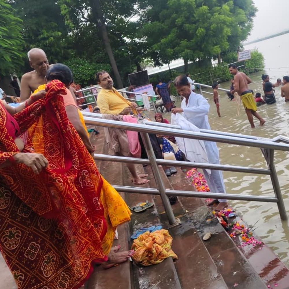 भदई अमावस्या पर गंगा घाटों पर उमड़ा आस्था का सैलाब:उन्नाव समेत आसपास के जिलों से पहुंचे श्रद्धालु, डुबकी लगाकर किया दान