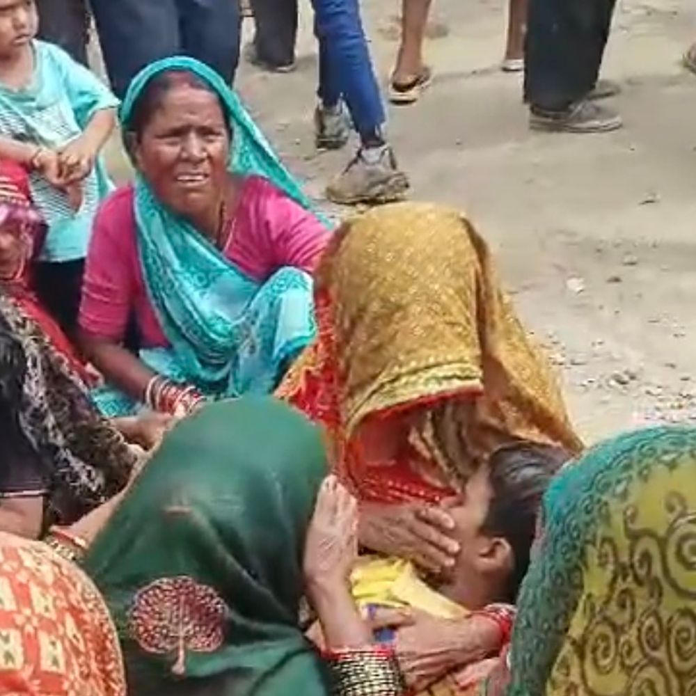 चलती वैन से गिरकर 2 वर्षीय मासूम की मौत:विजयराघवगढ़ में परिजनों का चक्काजाम, 1 करोड़ मुआवजा और कार्रवाई की मांग