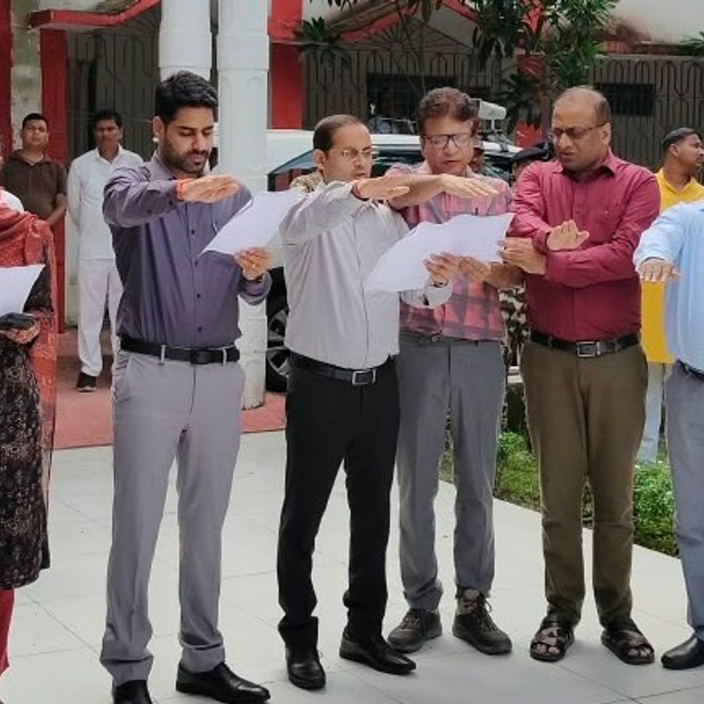 स्वच्छता ही सेवा अभियान की किशनगंज में शुरुआत:किशनगंज में खुद पौधे रोपें और 100 घंटे श्रमदान की डीएम ने दिलाई शपथ