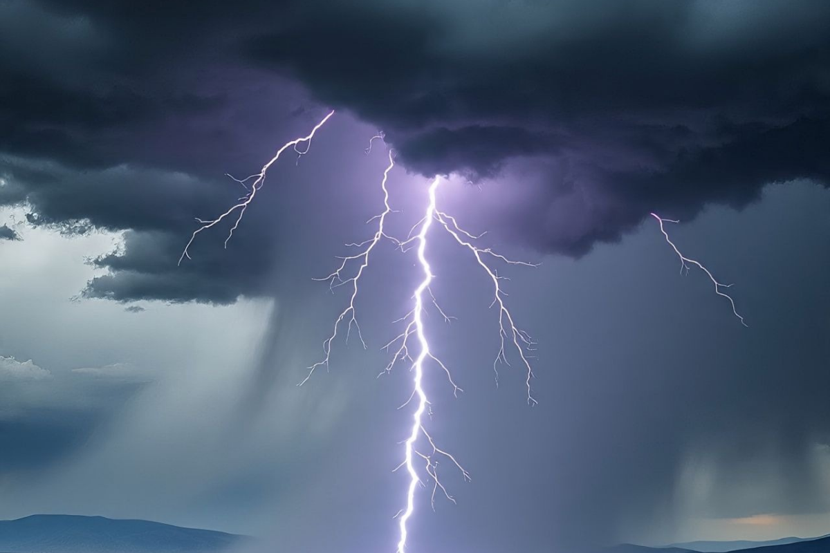 Weather Alert: विदर्भ पर 48 घंटे भारी! मूसलाधार बारिश के साथ मंडरा रहा सतही हवाओं का खतरा, IMD का डबल अलर्ट