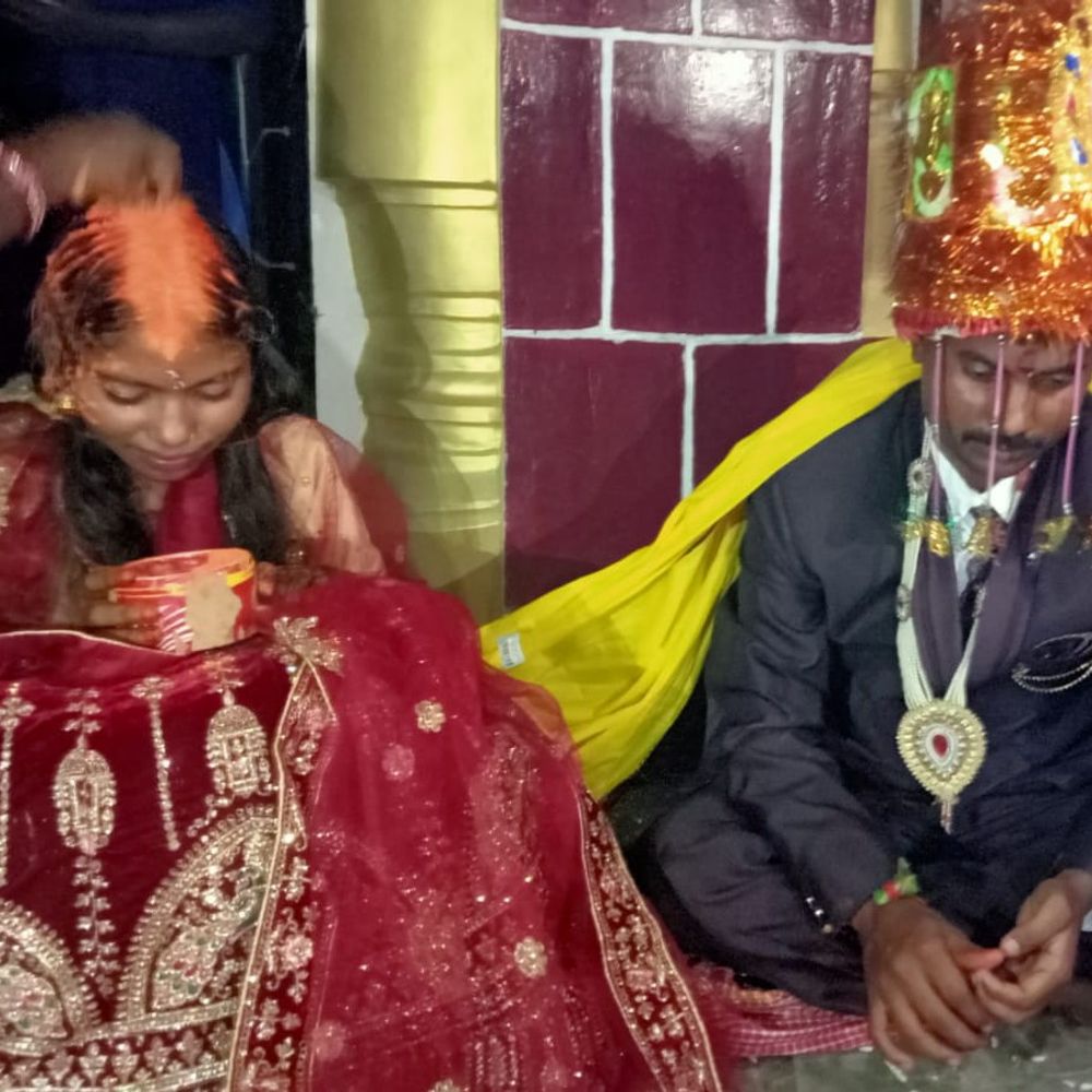 ट्यूशन टीचर से 2 साल तक अफेयर के बाद शादी:पढ़ाई के दौरान दोनों में नजदीकियां बढ़ीं, परिजन ने रात में दोनों को एक साथ पकड़ा