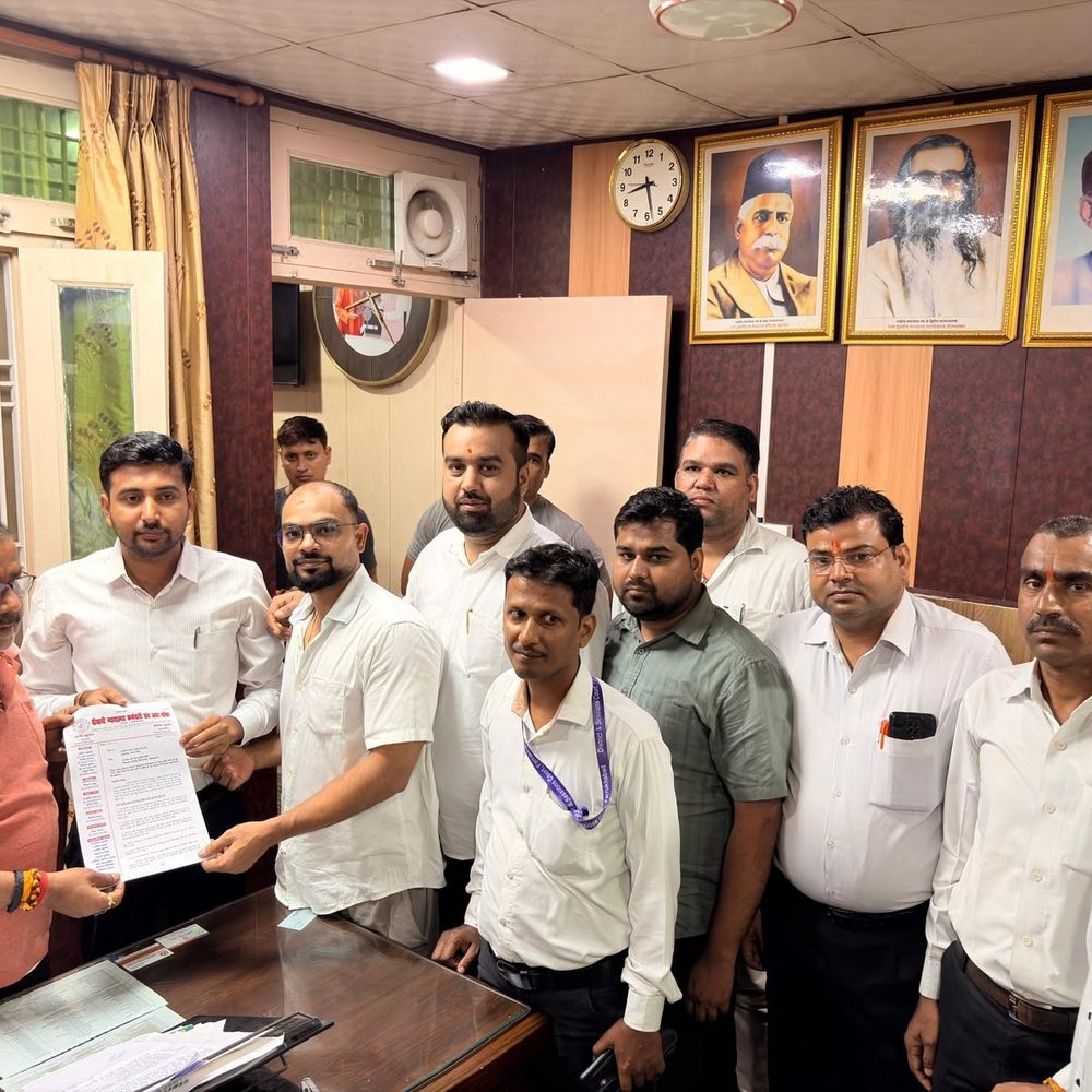 न्यायालय कर्मचारियों ने मांगों के लिए ज्ञापन सौंपा:मांगें पूरी न होने पर गांधी जयंती पर निकालेंगे तिरंगा रैली, 25 अक्टूबर को लखनऊ में सत्याग्रह की चेतावनी