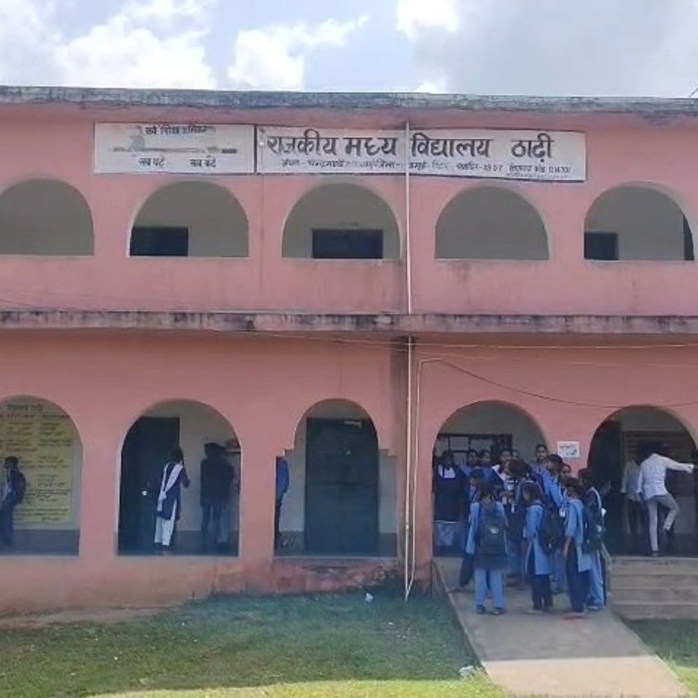 स्कूल के एक कमरे में चल रहीं चार क्लास:जमुई में 430 बच्चों पर सिर्फ 3 कमरे और 1 शिक्षक से पढ़ाई, साइंस-कंप्यूटर लैब नहीं