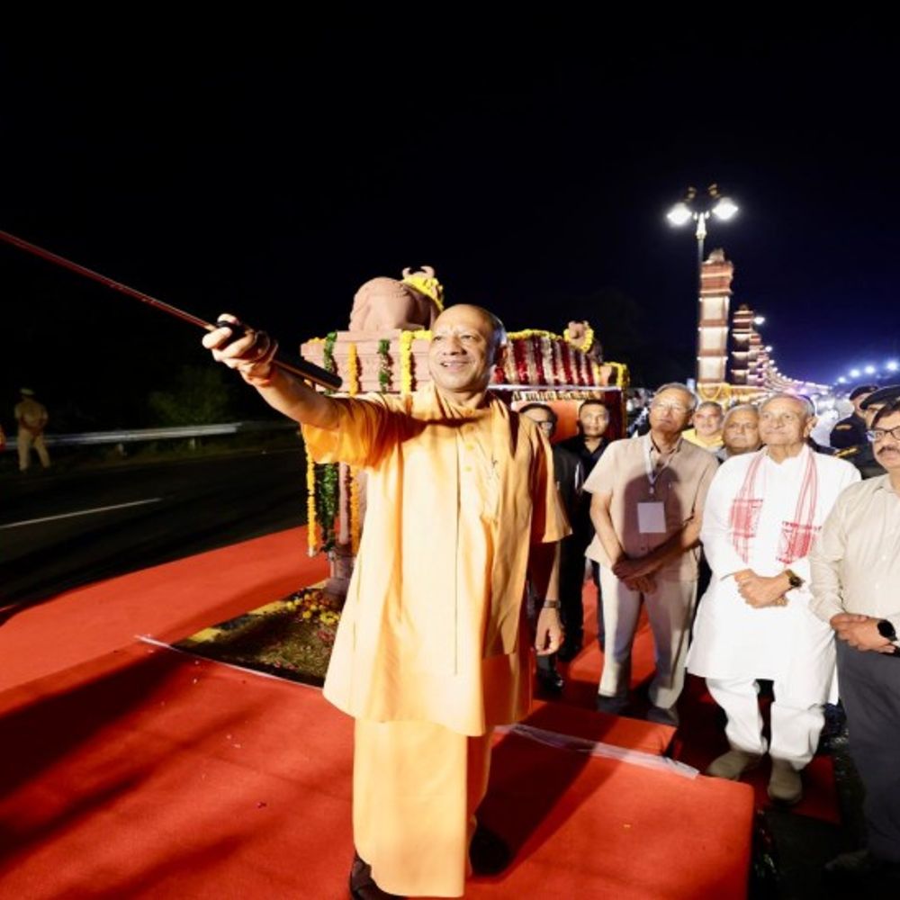 मुख्यमंत्री ने किया ‘कान्हा भक्ति स्तंभ मार्ग’ का लोकार्पण:नक्काशीदार स्तंभों के पास मंत्री संग ली सेल्फी, राज्य स्मार्ट सिटी योजना के तहत 23.96 करोड़ की लागत से हुआ है निर्माण