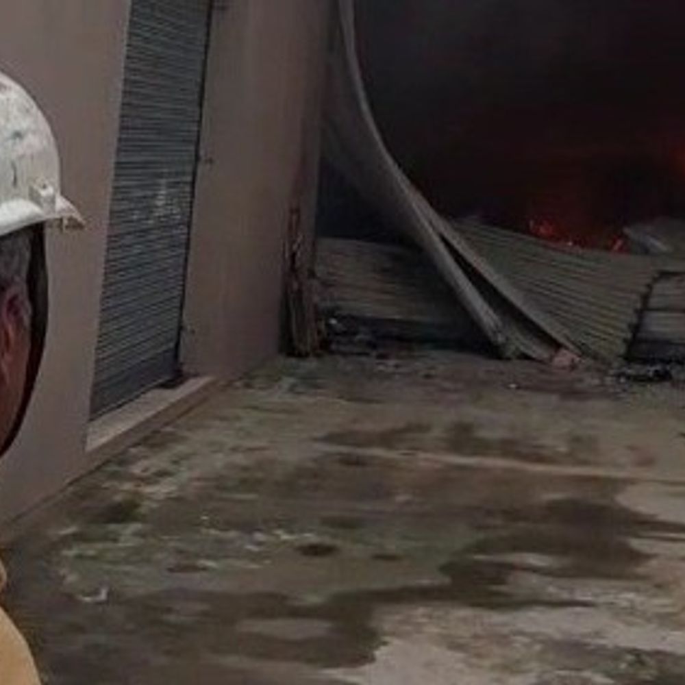 मथुरा में इलेक्ट्रॉनिक सामान के गोदाम में लगी आग:फायर ब्रिगेड की 10 गाड़ी पहुंची मौके पर, आग पर काबू पाने का कर रहे प्रयास